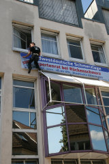 Banner aufhngen am Schillerplatz in Gppingen